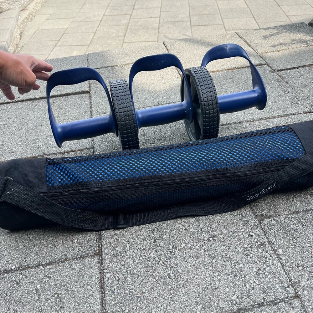 Gold's Gym Ab Wheel Roller with  yoga mat and Carry Bag